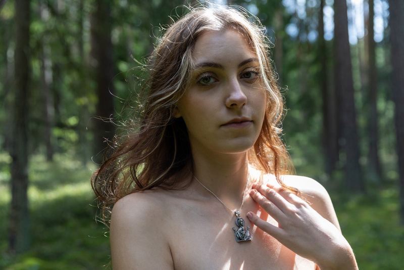 Portret postaci w leśnej scenerii